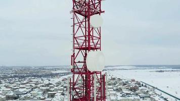veduta aerea di una torre di telecomunicazioni con antenne e piatti