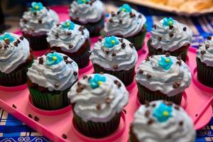 cupcakes de chocolate de colores foto