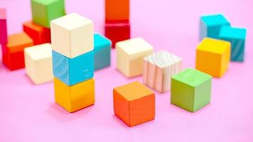 Pila de coloridos bloques de construcción de cubos de madera foto