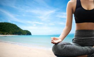 mujer joven, practicar, yoga, en la naturaleza foto