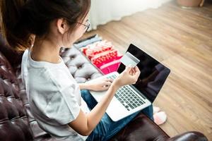 retrato, de, joven, feliz, mujer sonriente, con, bolsas de compras foto