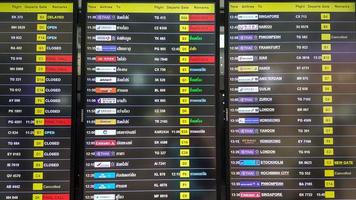 Bangkok, Tailandia 2015- tabla aerolínea para viajes salientes en el aeropuerto internacional de Suvarnabhumi