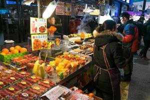 Seúl, Corea 2016- batido de frutas saludables en el mercado nocturno de Seúl, Corea del Sur