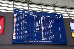 Seúl, Corea 2016- tabla de llegadas de aerolíneas en el aeropuerto de incheon