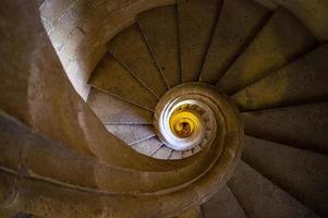 la perfección de un caracol de roca hecho por el hombre foto