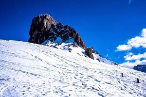 montaña rocosa en la nieve foto