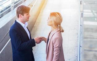 hombres de negocios y mujeres de negocios se dan la mano en señal de saludo foto