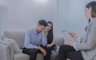 Pareja joven asiática consulta a un psiquiatra debido a una condición en pacientes con trastorno depresivo mayor concepto de atención médica foto