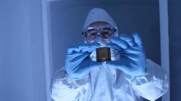 L'homme en salle blanche tient la micropuce cpu de l'ordinateur video