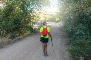 mujer joven, excursionismo, en el campo foto