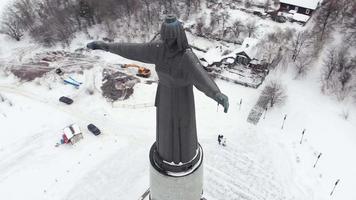 Vue aérienne de la statue monument traditionnel de l'ancienne femme nationale design voyage concept de prise de vue aérienne video