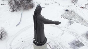 Vista aérea del monumento tradicional estatua de la antigua mujer nacional diseño concepto de viaje toma aérea video