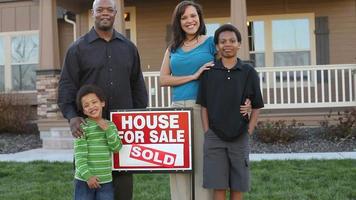 família afro-americana feliz compra uma casa video
