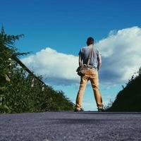 hombre trekking en la montaña foto