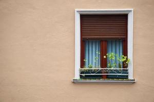 ventana en la fachada rosa de la casa foto