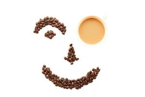 Cara feliz en forma de granos de café con taza sobre fondo blanco aislado foto