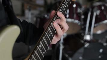 Portrait de guitariste de groupe de garage video