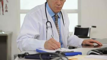 médico masculino en el escritorio revisa rayos x video