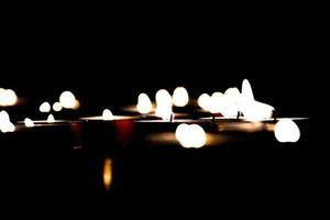 luz de las velas en la oscuridad foto