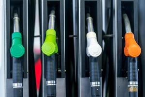 boquillas de la bomba de combustible para diferentes tipos de combustible en una estación de servicio