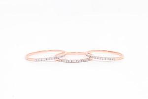 anillo de diamantes en oro rosa foto