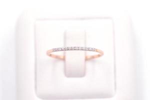anillo de diamantes en oro rosa foto