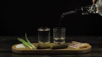 Wodka in einem nebligen zwei Glas Vorspeise Gurkenschmalz und Zwiebel video