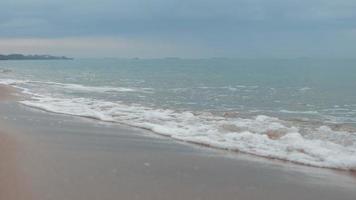 vague douce sur la plage de sable en matinée d'été video