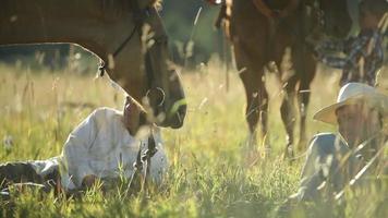 Cowboys sitzen im Gras und machen Pause video