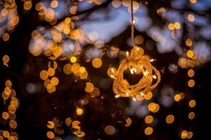 Bokeh árbol luz decoración casa acogedora y la fabulosa fiesta y noche de Navidad los árboles al aire libre han sido decorados con luces amarillas. foto