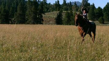 jeune garçon, équitation, cheval, à, lasso, ralenti video