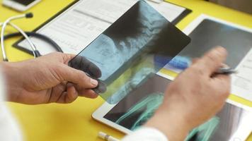 Imagem de raio-x de conceito médico e de saúde na tela de uma vista lateral de mesa médica de tablet digital video