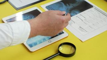 Imagem de raio-x de conceito médico e de saúde na tela de uma vista lateral de mesa médica de tablet digital video
