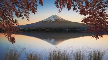 Monte Fuji visto desde el lago Kawaguchi al atardecer en Japón