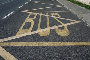 símbolo de la parada de autobús en la carretera foto