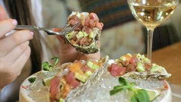 Nahaufnahme schießen ein köstliches rohes Fischgericht Lachs Teer Teer mit Avocado in einer Schale auf einem Teller mit Eis