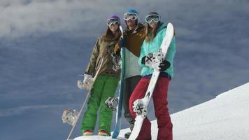 groupe de jeunes snowboarders sur les pistes video