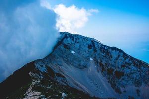 pico de la montaña en las nubes foto