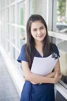 Un retrato de un estudiante universitario asiático en el campus. foto