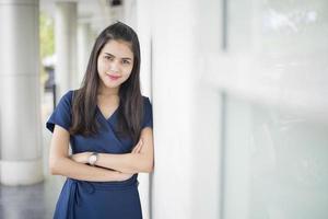 Un retrato de un estudiante universitario asiático en el campus. foto