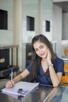 Un retrato de un estudiante universitario asiático en el campus. foto