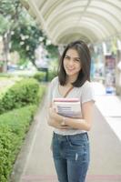 Un retrato de un estudiante universitario asiático en el campus. foto