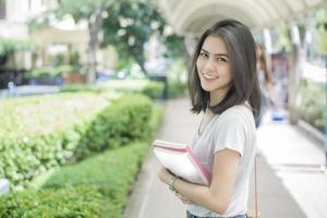 Un retrato de un estudiante universitario asiático en el campus. foto