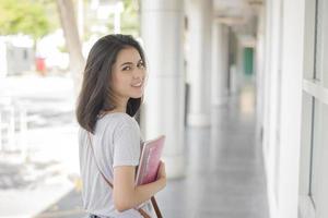 Un retrato de un estudiante universitario asiático en el campus. foto