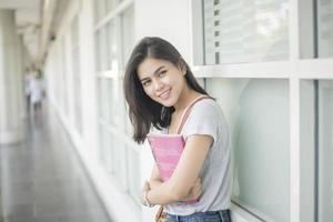 Un retrato de un estudiante universitario asiático en el campus. foto