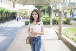 Un retrato de un estudiante universitario asiático en el campus. foto