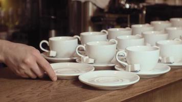 viele leere weiße saubere Teetassen
