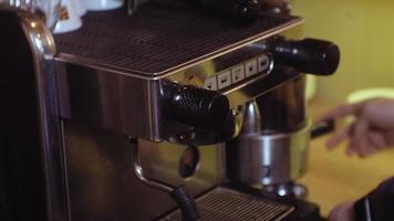 Capuchino de café de la máquina de café en el café