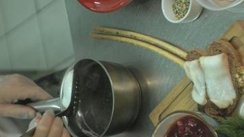 chef vidéo vertical prépare un plat pour servir le concept de cuisine