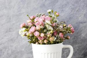 mini flores rosas rosadas en taza blanca